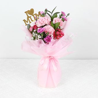 MDBQ2301 Sentimental Surprise (3 Pink Carnations with “I Heart  Mum” decor)