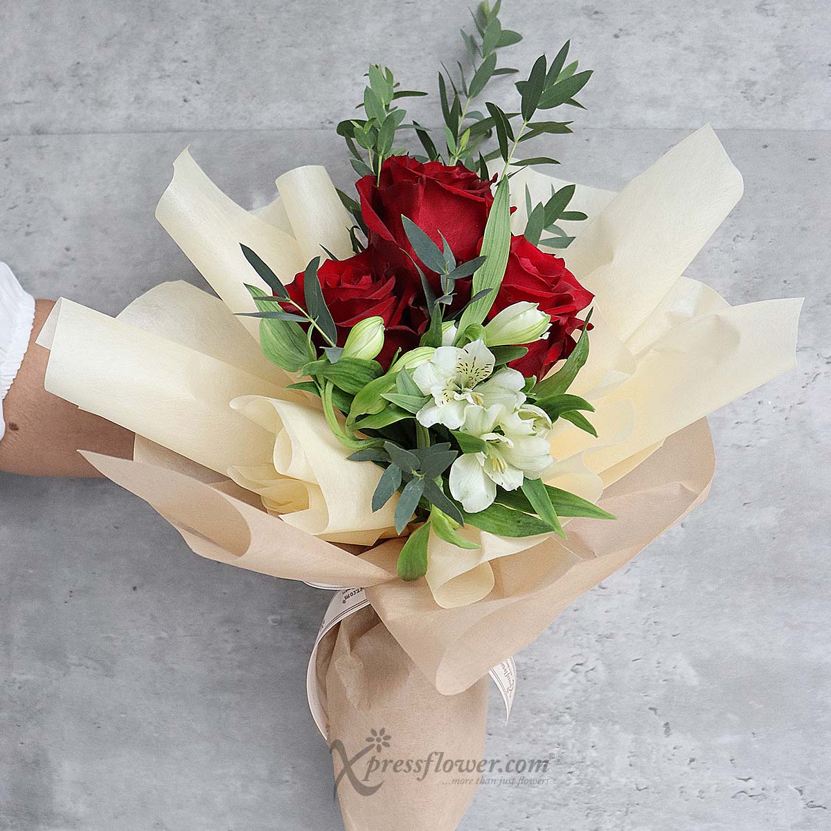 CBL2204 Flavoursome Blooms Red Roses Sliced Cake 1b