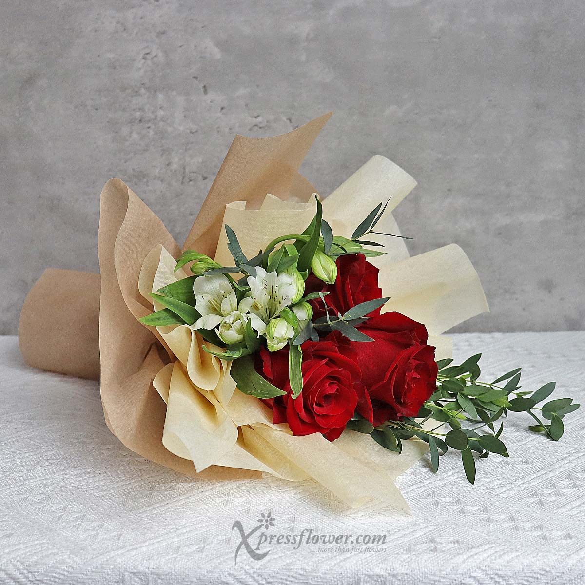 CBL2204 Flavoursome Blooms Red Roses Sliced Cake 1c