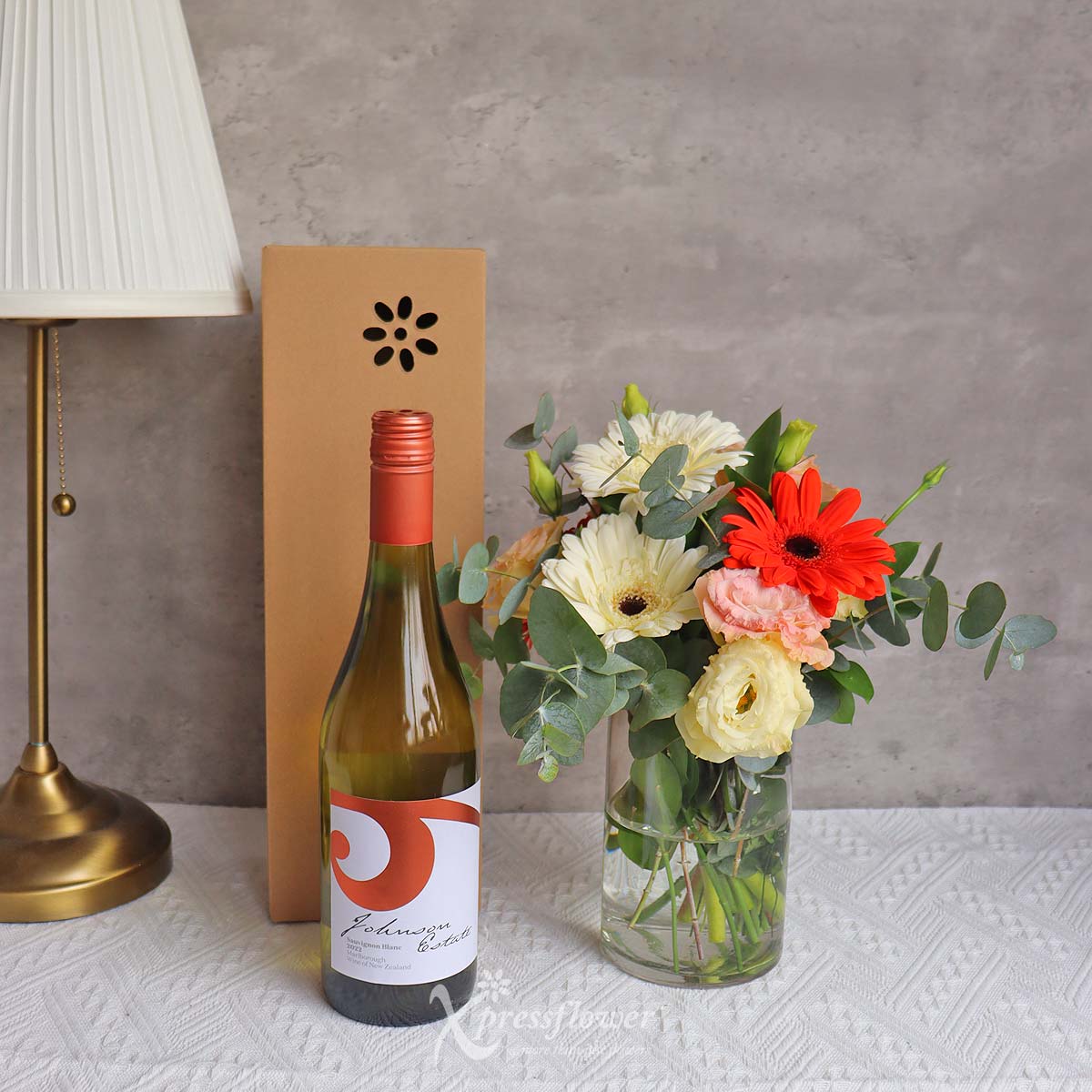 CW2301_Floral Blend Gerberas with Sauvignon Blanc 3a
