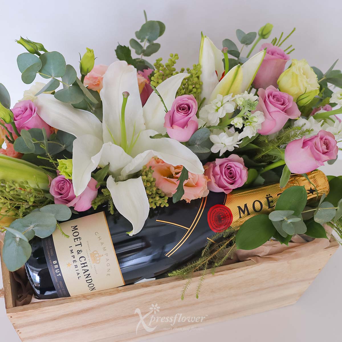 CW2305_Floral Reserve Roses Lilies with Moet Chandon Brut Champagne 1c