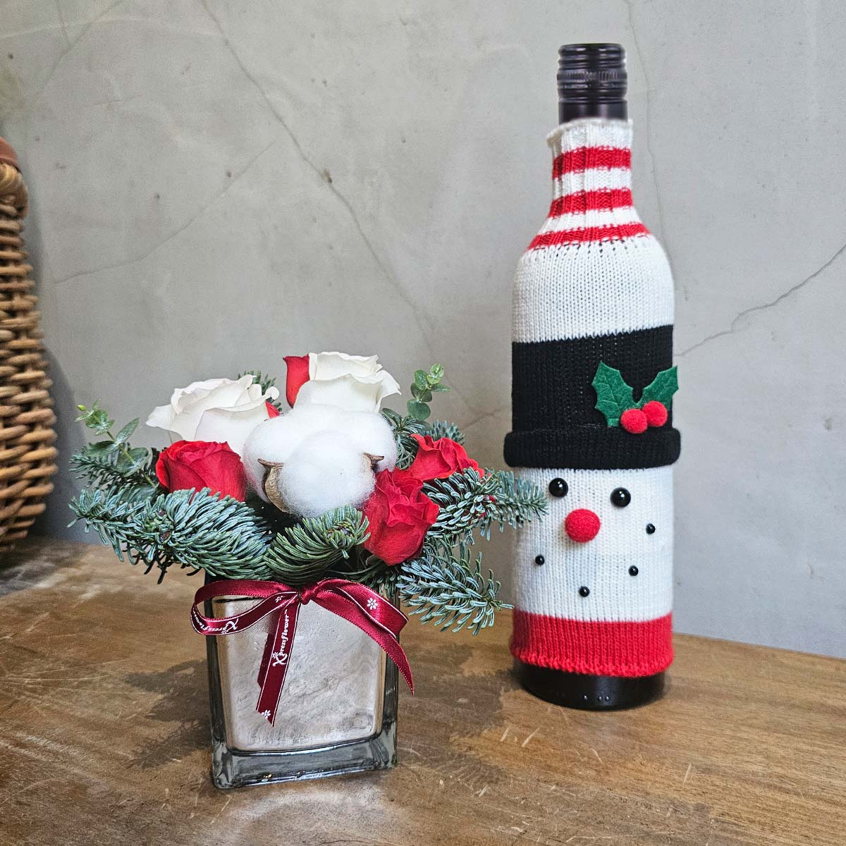 XMBL2543 Snowmans Spirit White Roses Arrangements Cabernet Sauvignon Blanc with Snowman Wine Cover 3a
