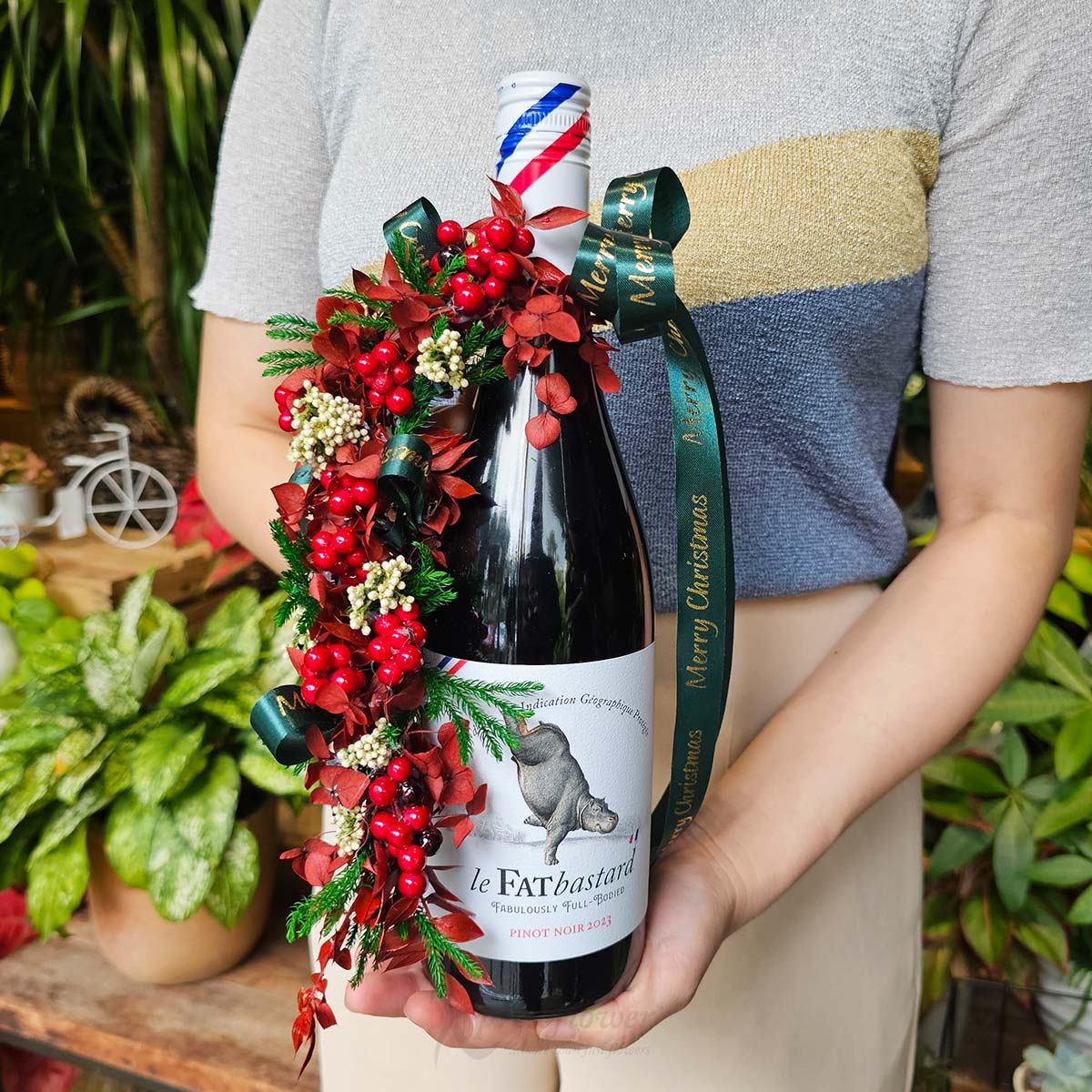 XMDC2561 Crimson Toast Pinot Noir with Christmas decorations 3a