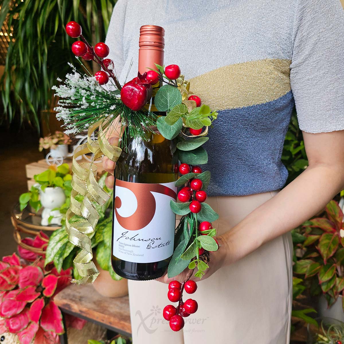 XMDC2562 Noel Blanc Sauvignon Blanc with Christmas decorations 3a