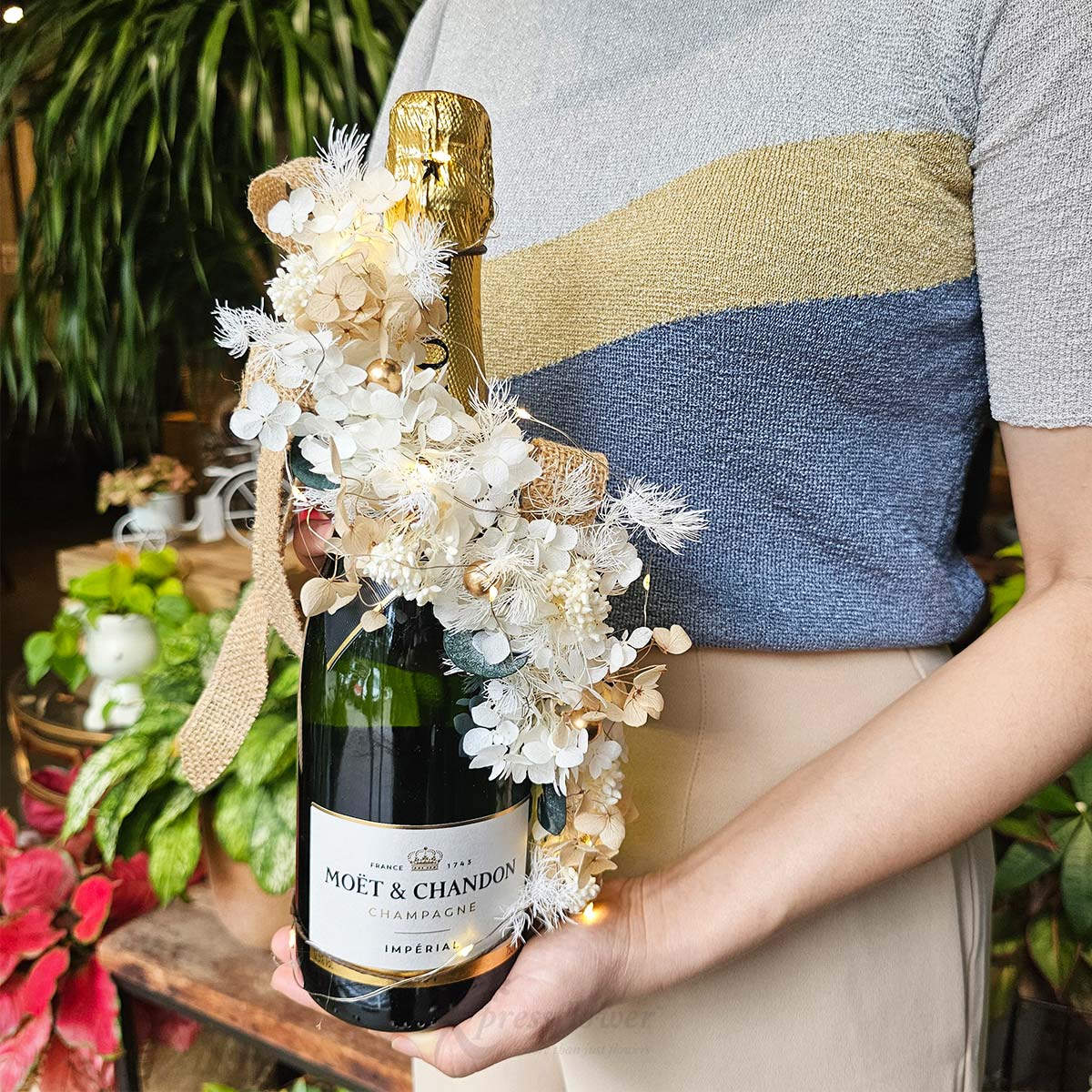 XMDC2563 Golden Spark Moet Chandon Champagne with Christmas decorations 3a