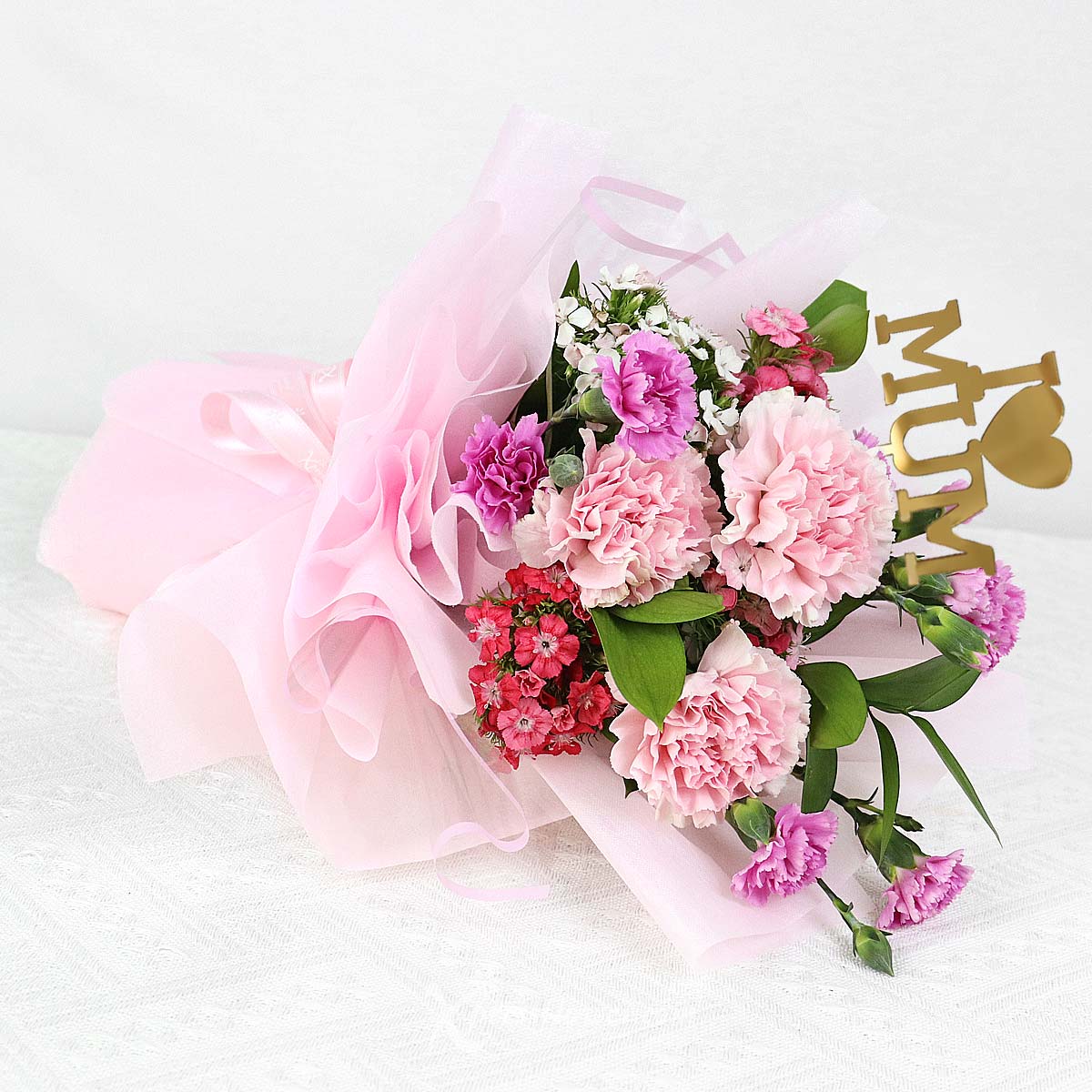 MDBQ2301 Sentimental Surprise (3 Pink Carnations with "I Heart Mum" decor) 1b