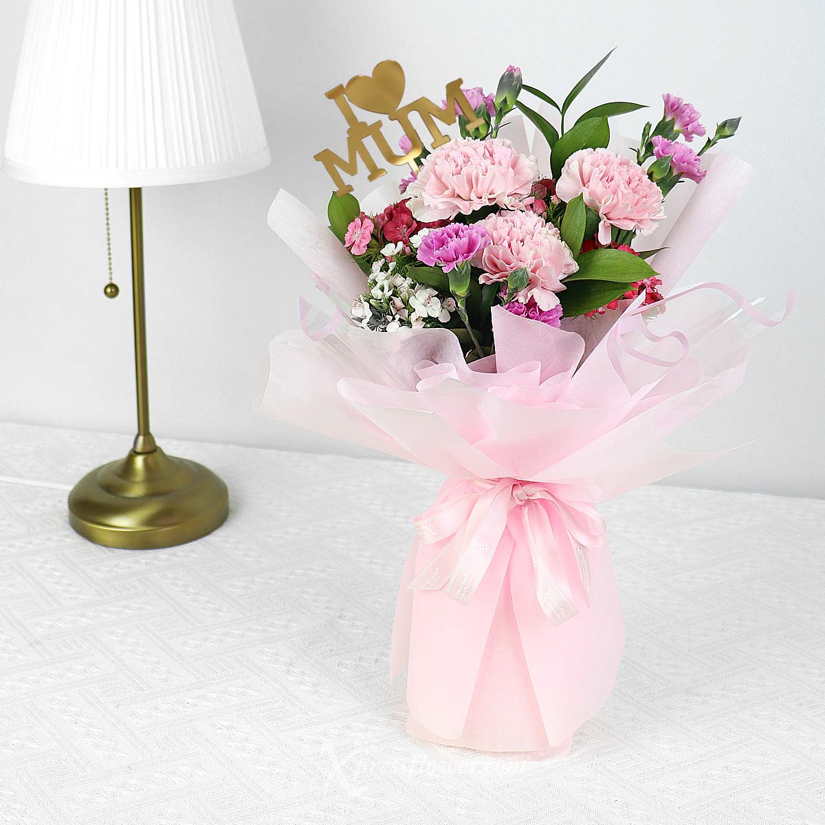MDBQ2301 Sentimental Surprise (3 Pink Carnations with "I Heart Mum" decor) 1c