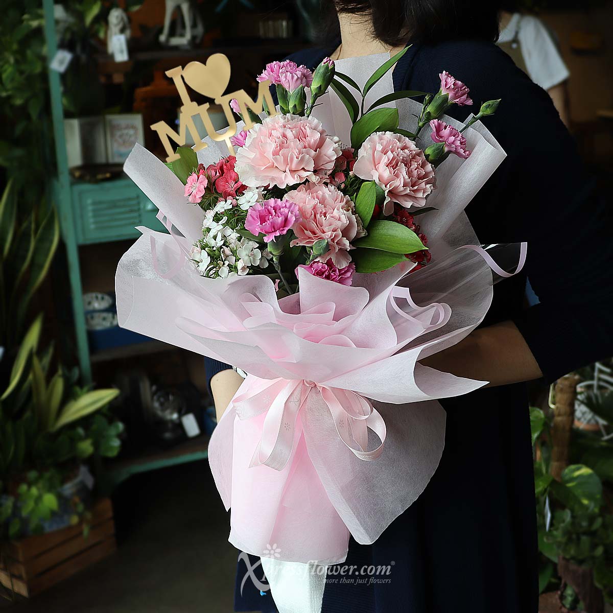 MDBQ2301 Sentimental Surprise (3 Pink Carnations with "I Heart Mum" decor) 3a