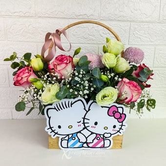  Cozy Affection (6 Two-toned Red Roses Sanrio Flower Arrangement)