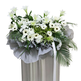 Pure Heart (Funeral Condolence Flower Wreath)