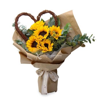 Sunlit Heart (5 Sunflowers with wooden heart shape accessory)