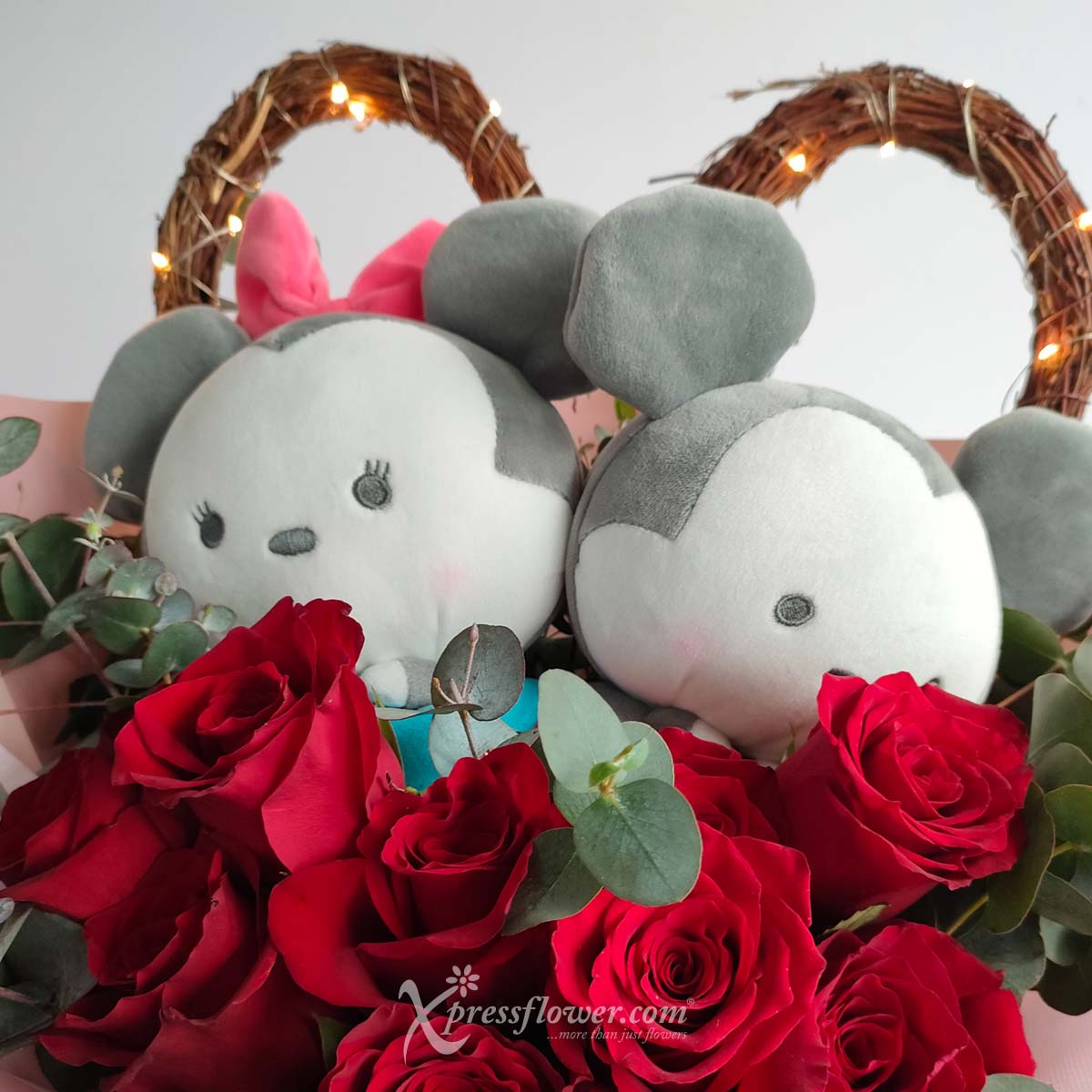 BQ2223 A Cuddly Affair 9 Red Roses Disney Mickey Minnie 1c