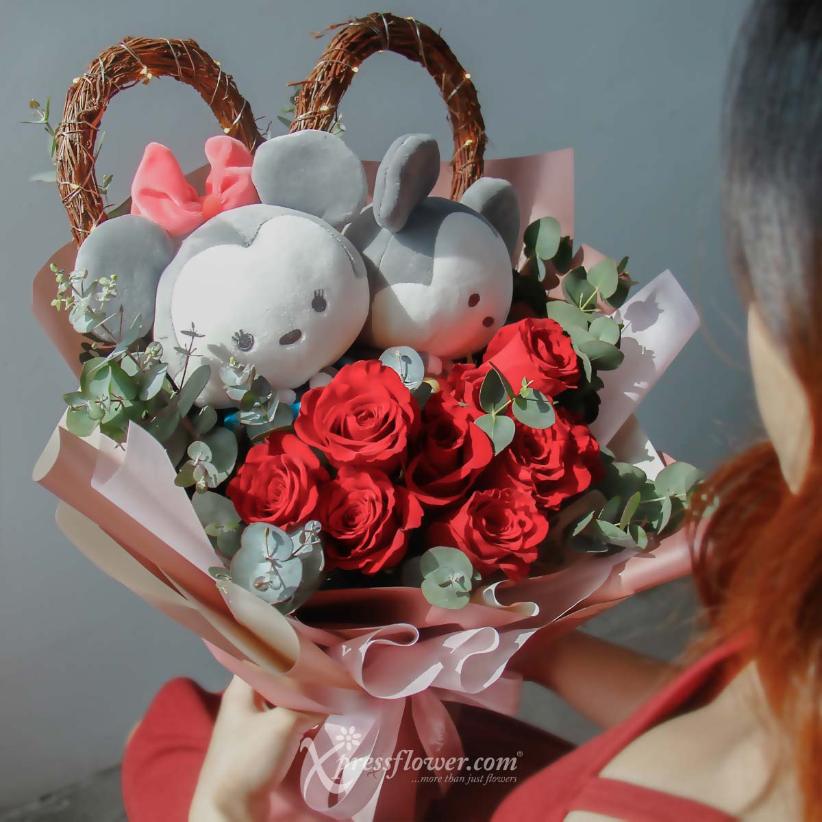 BQ2223 A Cuddly Affair 9 Red Roses Disney Mickey Minnie 4b
