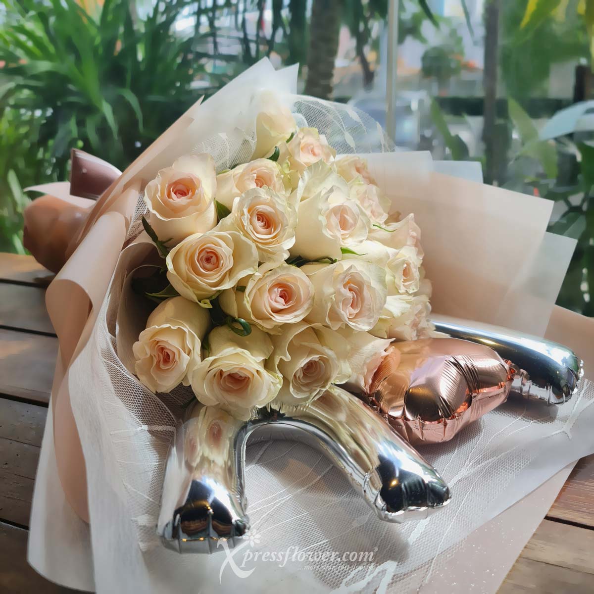 bq2243 bubbles cream 20 Centre Pink Roses 1c