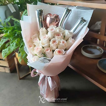 Bubbles & Cream (20 Centre Pink Roses with 