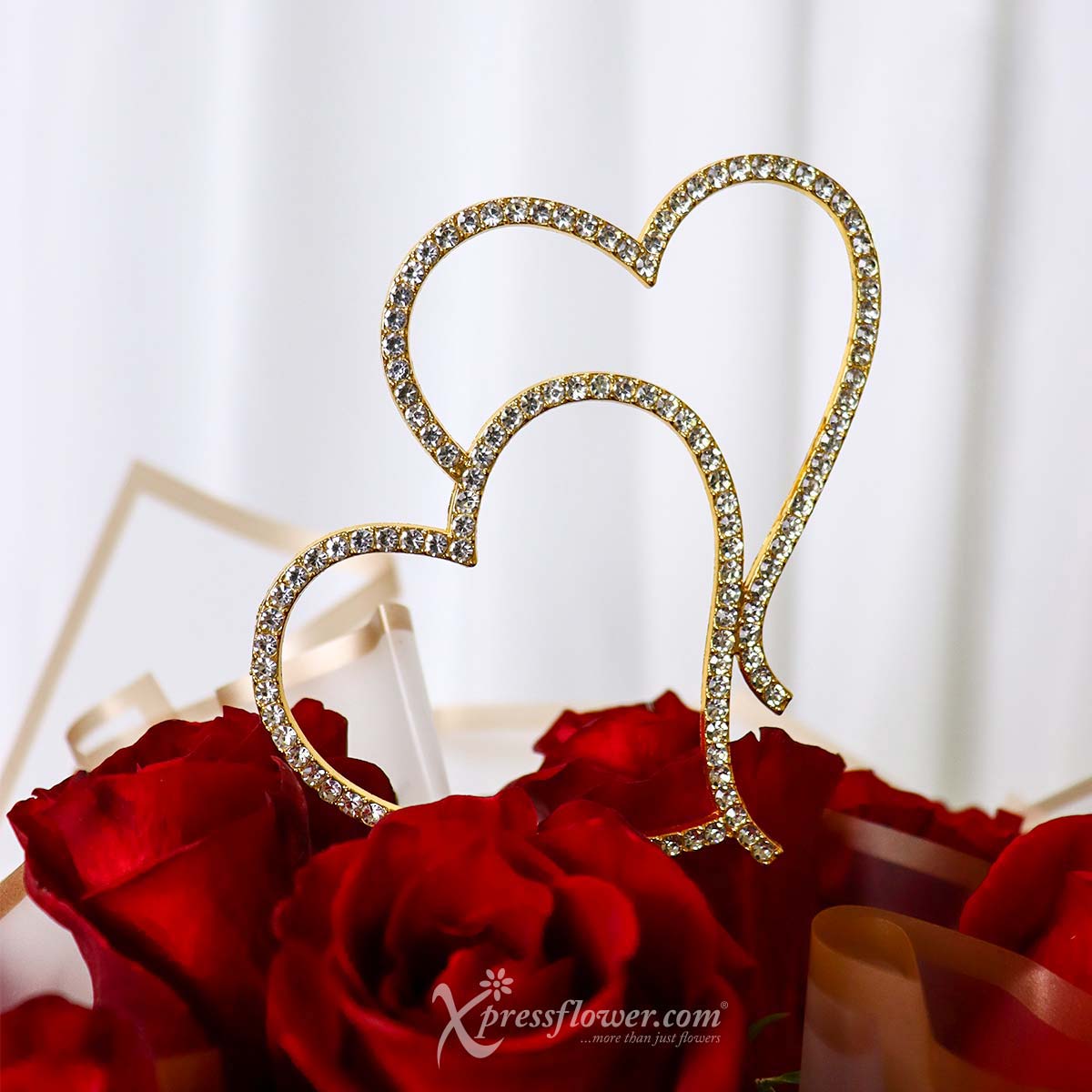 bq2302 stunning crimson 12 red roses with dual heart decor 1e