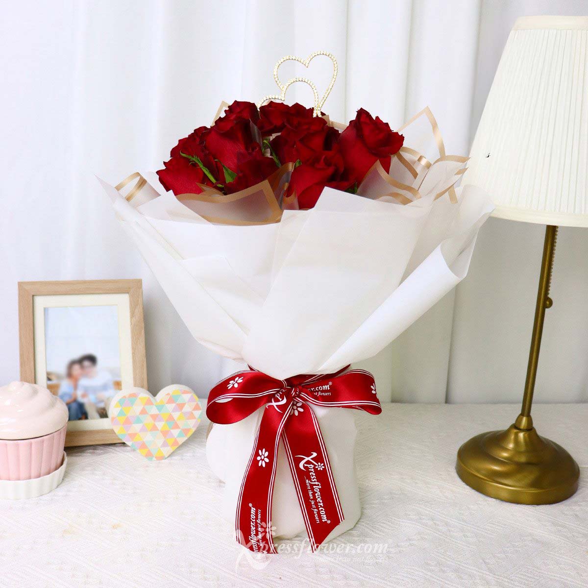 bq2302 stunning crimson 12 red roses with dual heart decor 3a