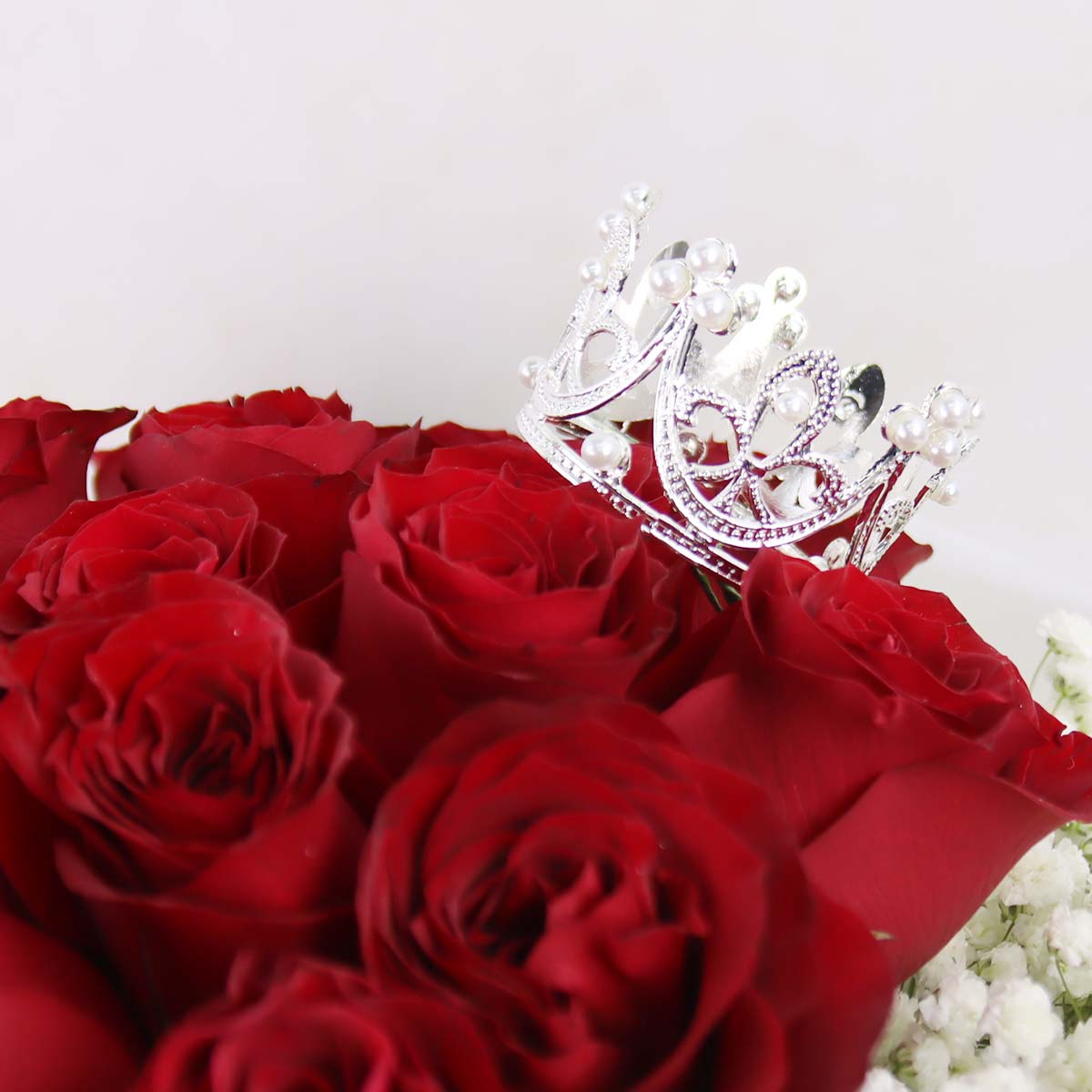 BQ2510 Scarlet Passion 24 Red Roses with Mini Crown 1c