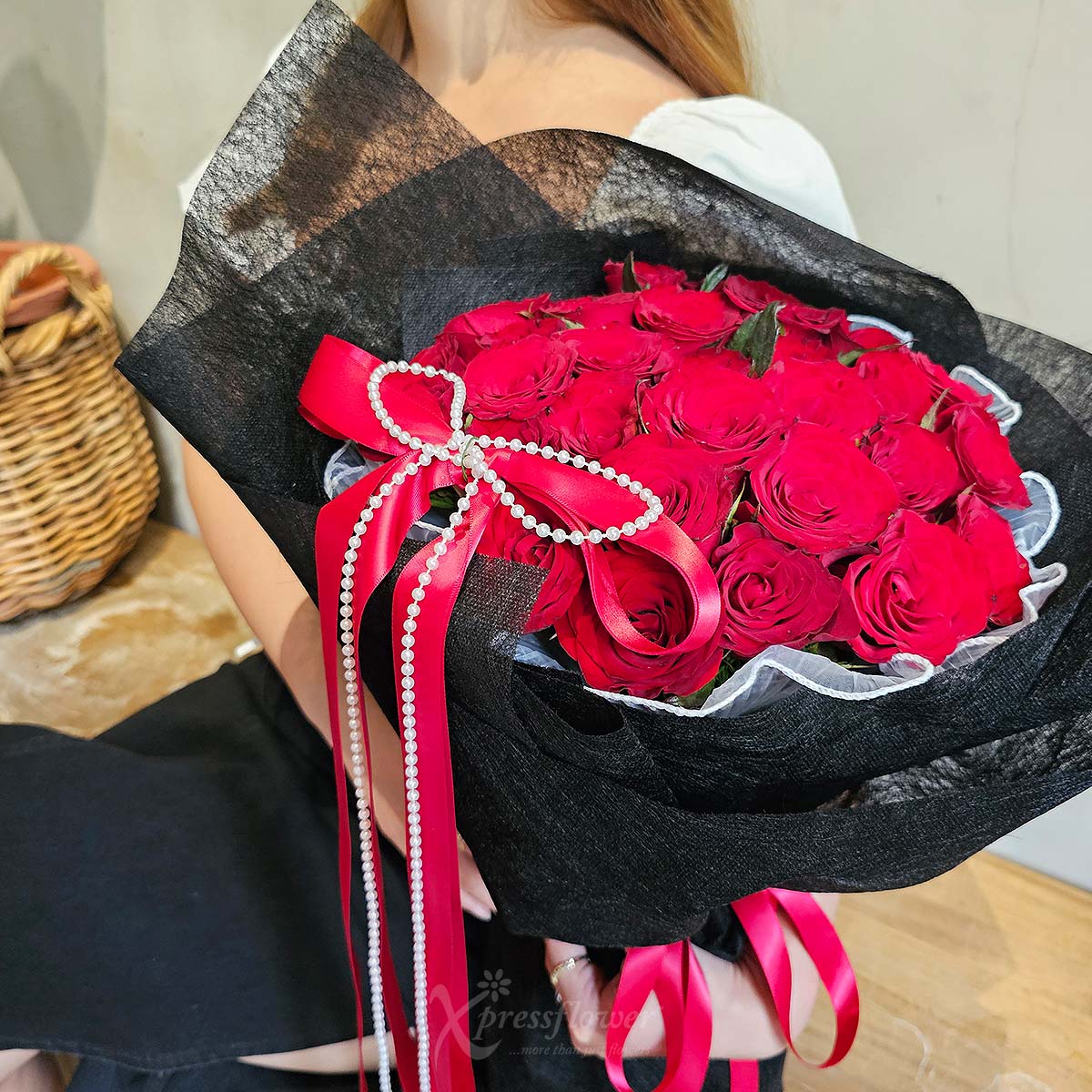 BQ2545 Pearl Passion 33 Red Roses 3a