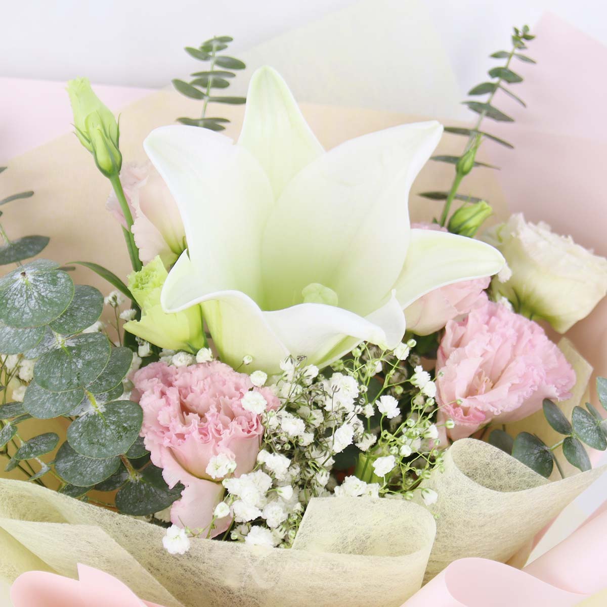 BQ2549 Gentle Daylight White Lily Bouquet 1c