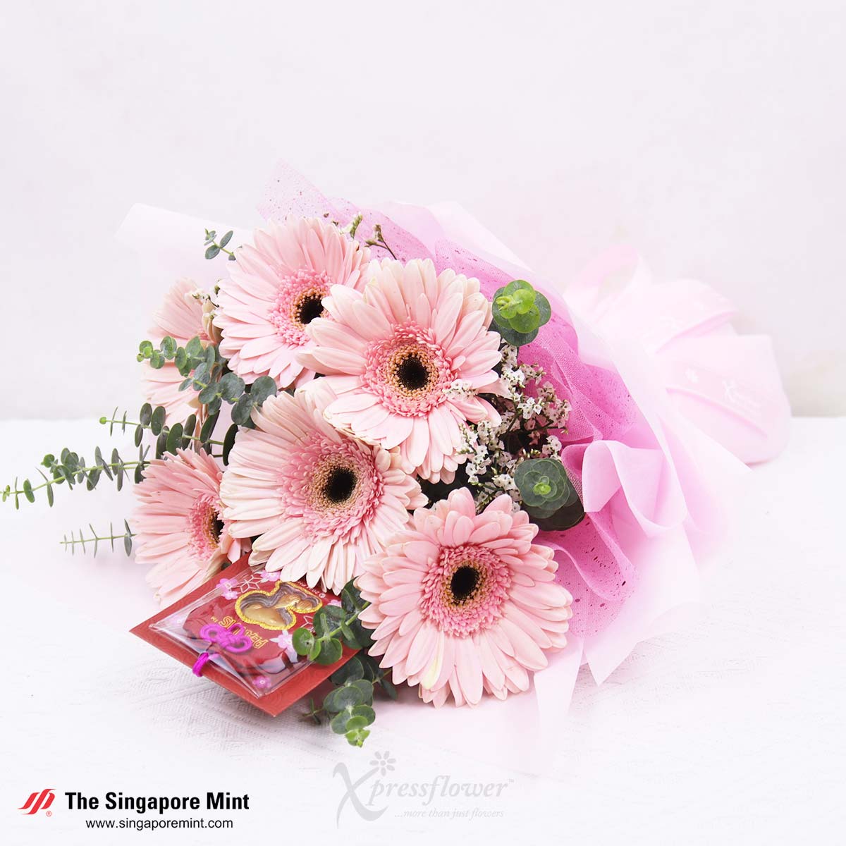 SGM2502_Pink-Whisper-6-Pink-Gerberas-with-SG-Mint-Snoopy-Gold-Foil-Charm-Bag_1b