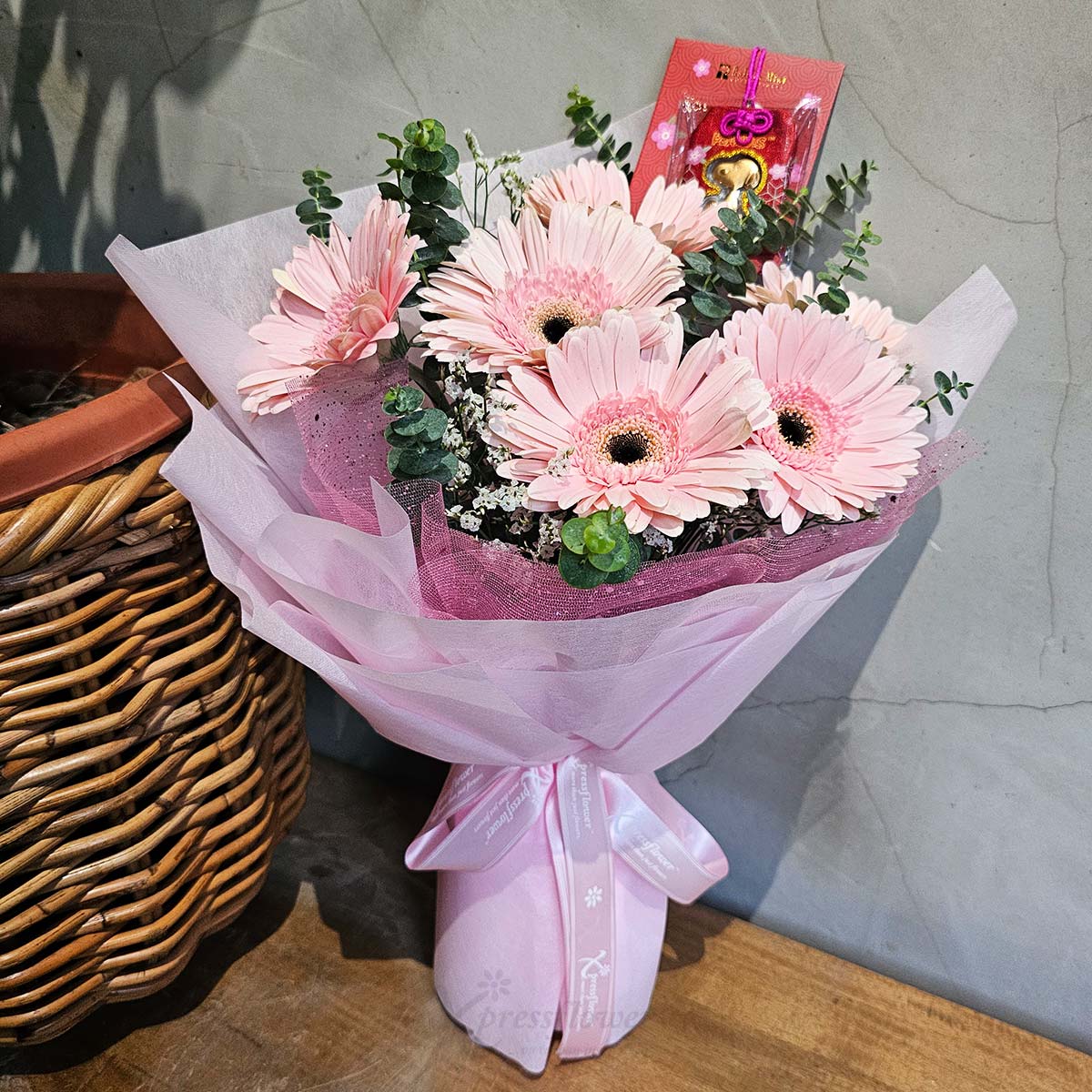 SGM2502_Pink-Whisper-6-Pink-Gerberas-with-SG-Mint-Snoopy-Gold-Foil-Charm-Bag_3a