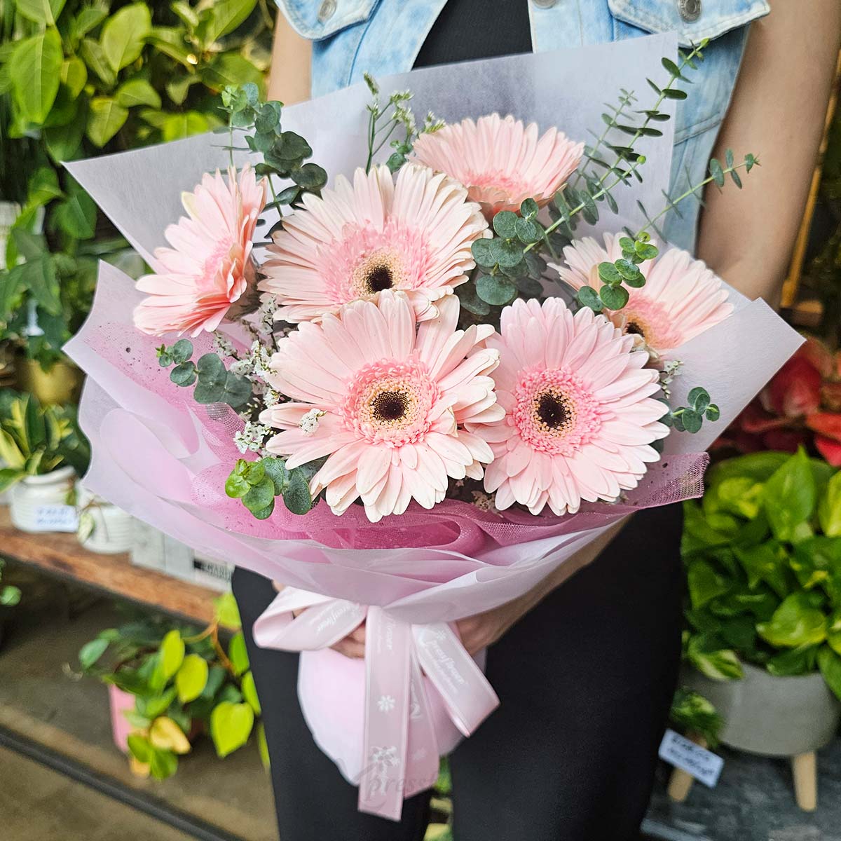 SGM2502_Pink-Whisper-6-Pink-Gerberas-with-SG-Mint-Snoopy-Gold-Foil-Charm-Bag_3b