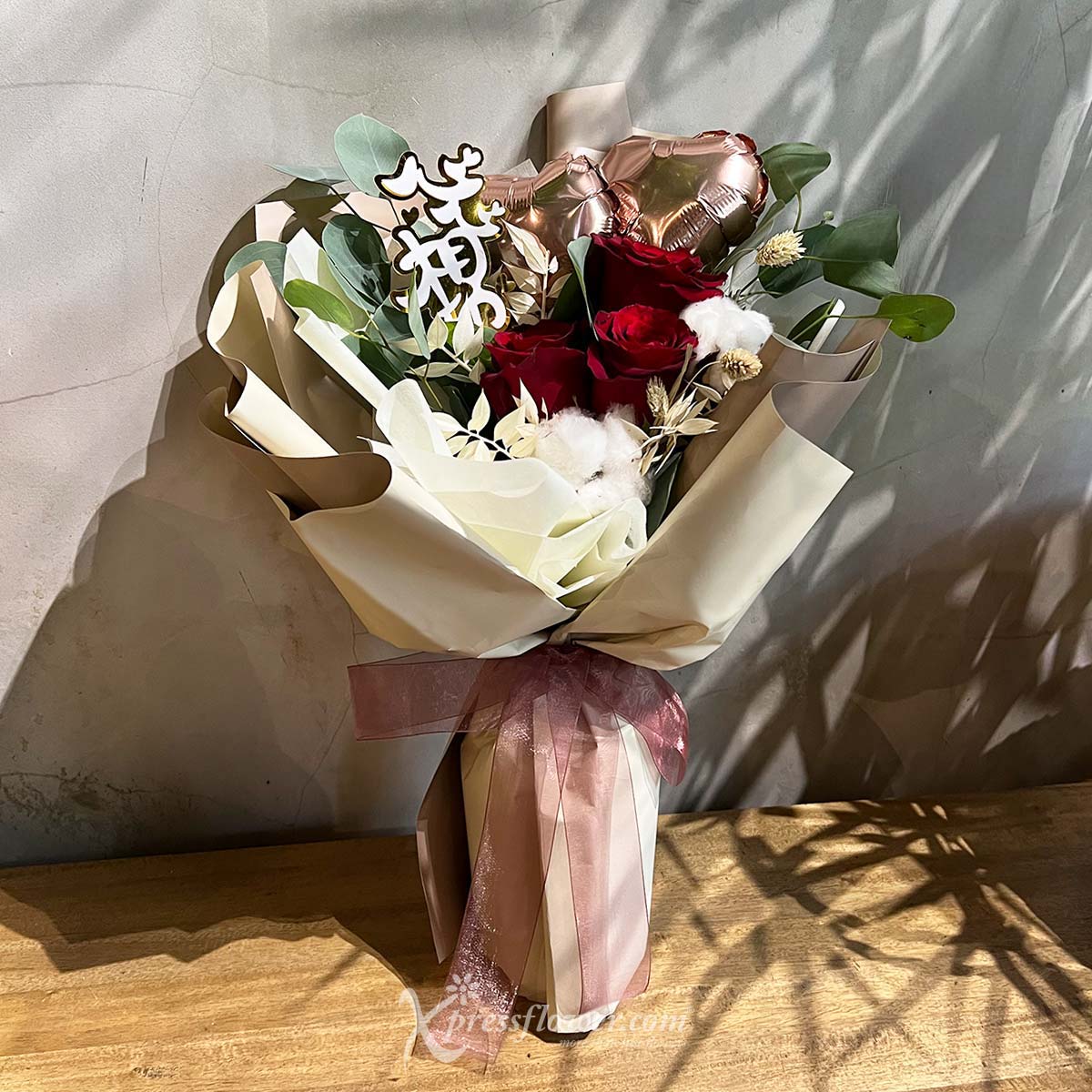 Heart To Heart (3 Red Roses with "心心相印" decor)