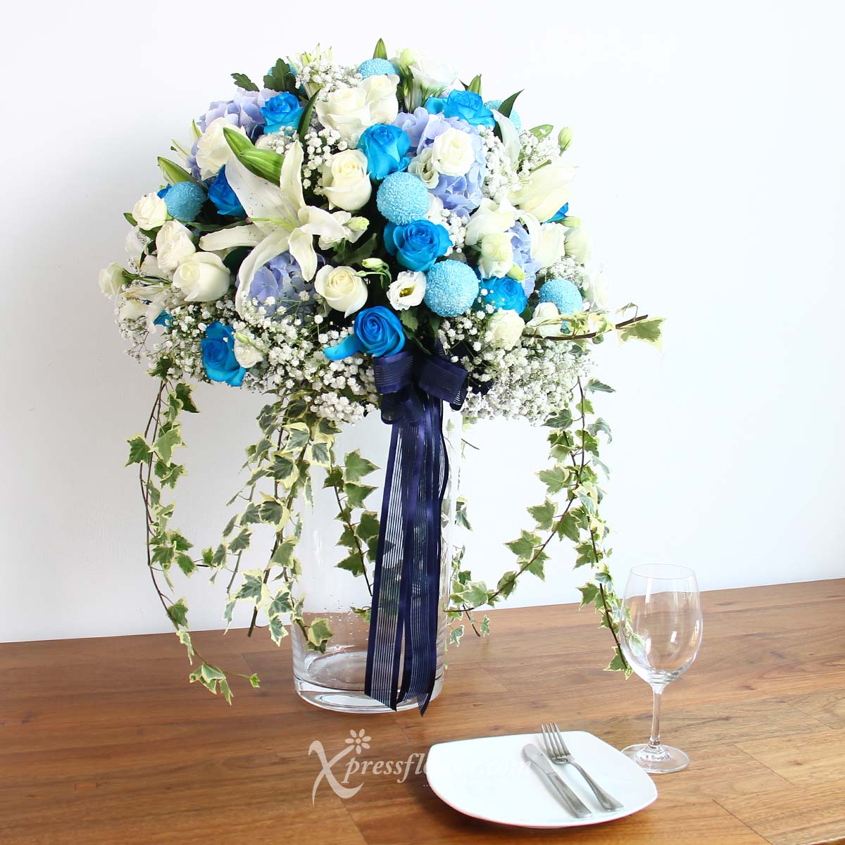 AR2121 Grand Ultramarine blue roses white roses 3a