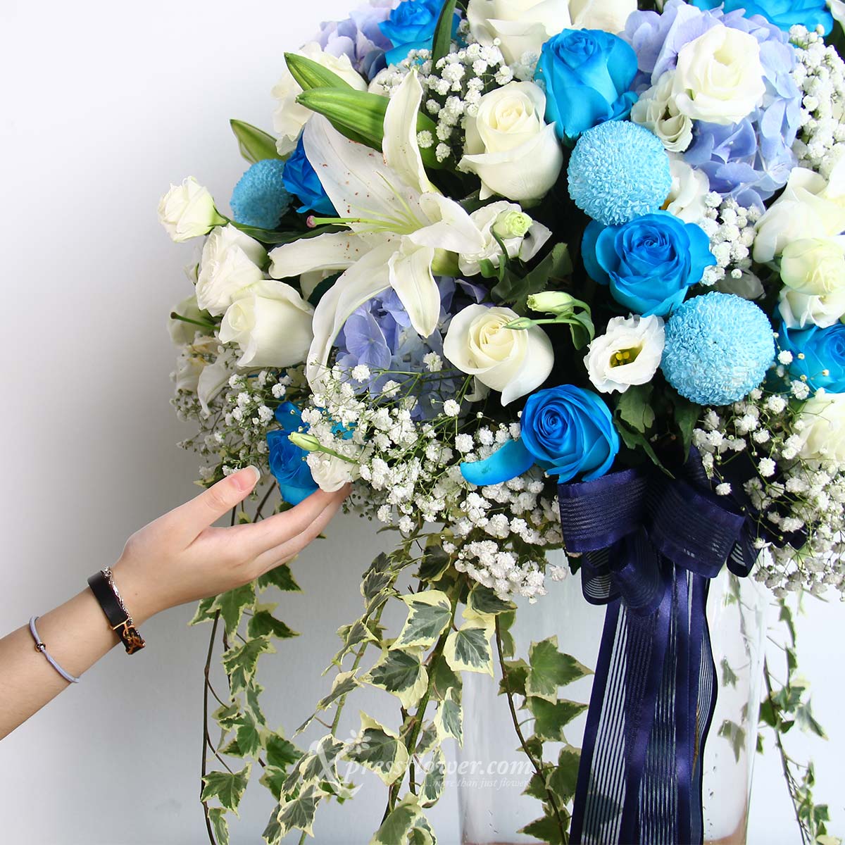 AR2121 Grand Ultramarine blue roses white roses 4a
