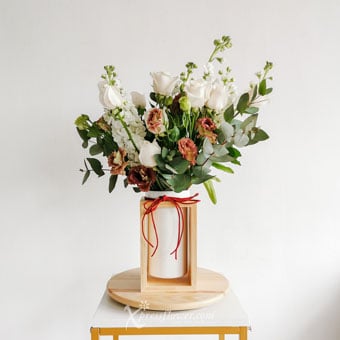 Blooming Mod (9 Cream Roses & 5 White Matthiola)