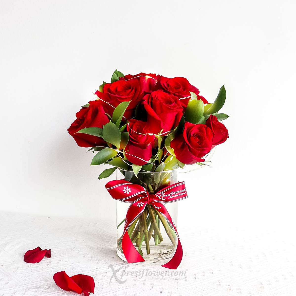 ar2235 enchanted redscape 12 red roses 1b