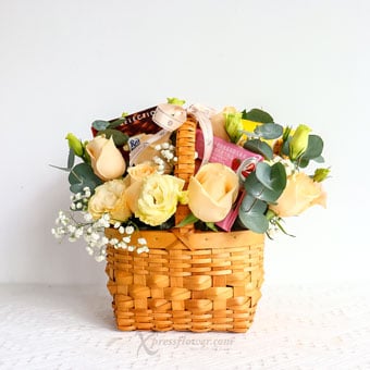 Enviable Charm (6 Champagne Roses with Ritter Sport Chocolates)