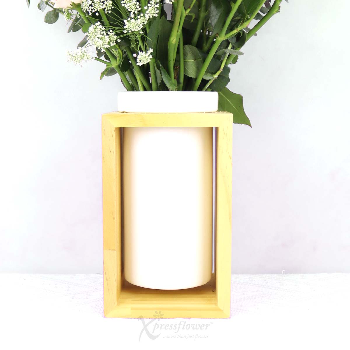 AR2509 Hearty Bloom 10 Red Roses with Pink Rose Sprays 1c