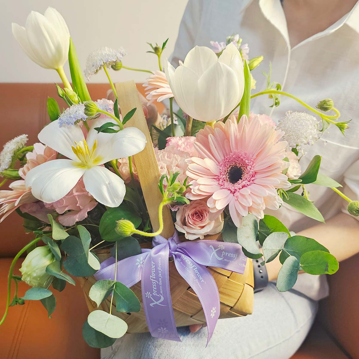 AR2518 Spring Ribbons 3 White Tulips with 3 Pink Gerberas 3a