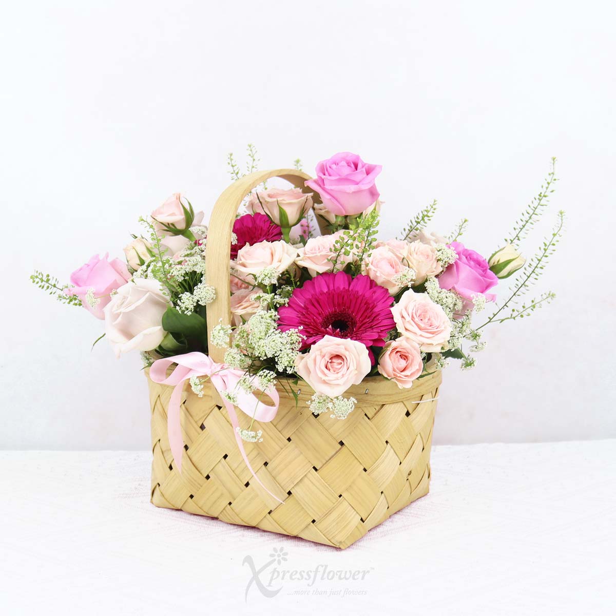 AR2519 Whimsy Basket 7 Roses 2 Gerberas 1b
