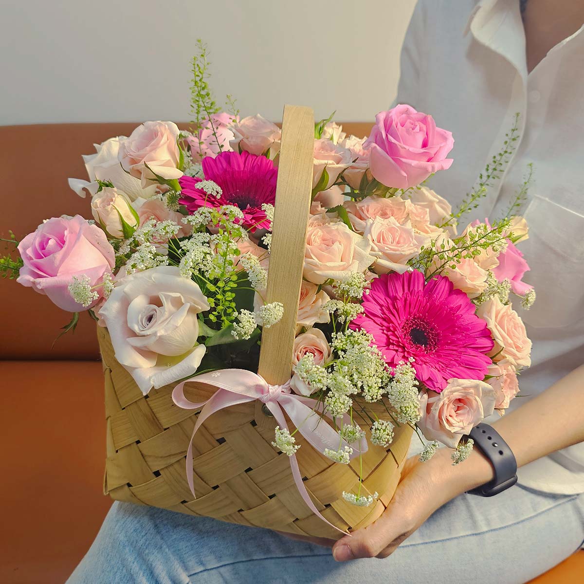 AR2519 Whimsy Basket 7 Roses 2 Gerberas 3a