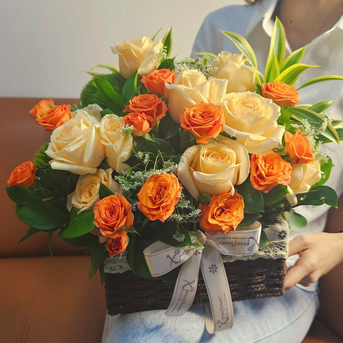 AR2521 Golden Cheers 10 Champagne Roses 3a