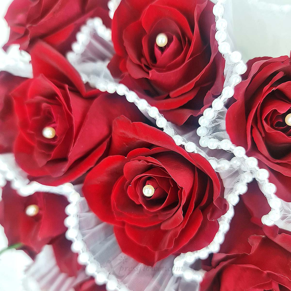 VDBQ2405_Heartfelt Blossom 12 Red Roses_1C