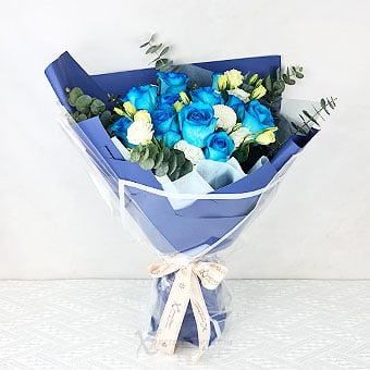 Sapphire Dreams (12 Blue Roses)
