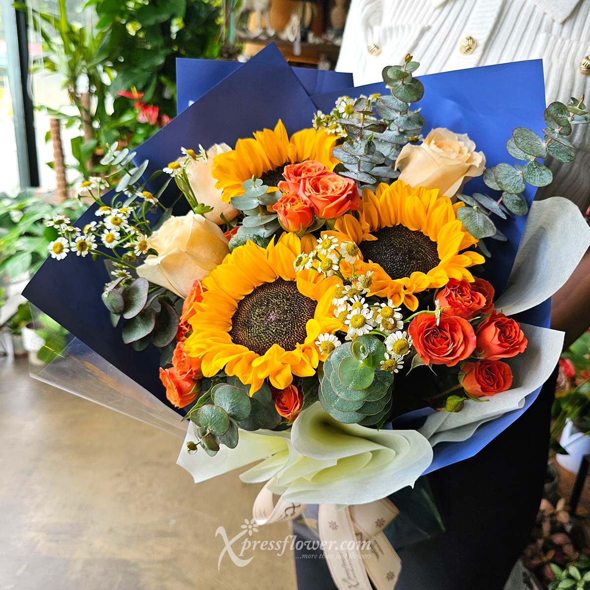 VDBQ2412_Radiant Sunshine Sunflowers Champagne Roses Orange Rose Sprays_3B