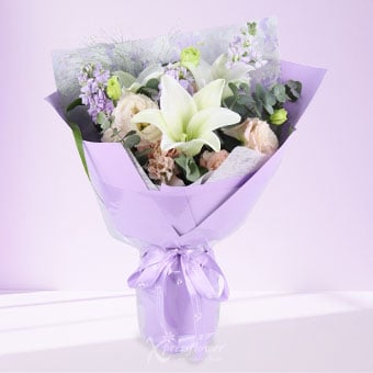 Soft Reverie (3 White Lilies)